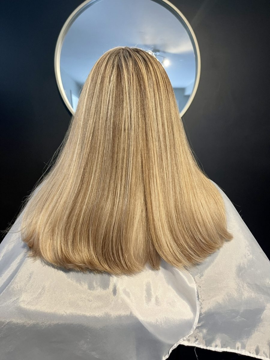 Golden blonde highlights with a straight blowout